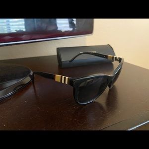 Burberry Cat eye sunglasses Black and Tan